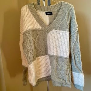 Cider v-neck sweater in a mint green and cream color. Size small